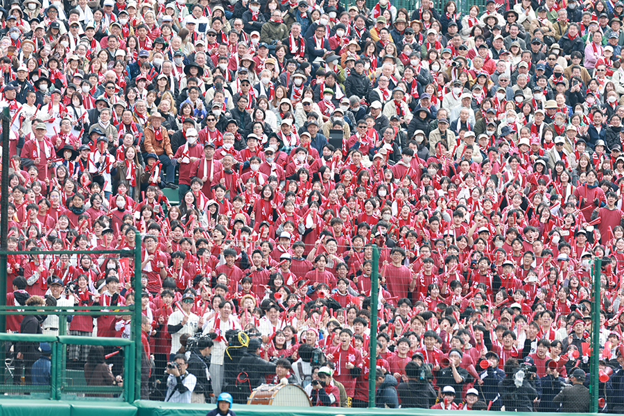 代打・楊井慎吾の誕生日を祝う長崎西の三塁側アルプス【写真：産経新聞社】