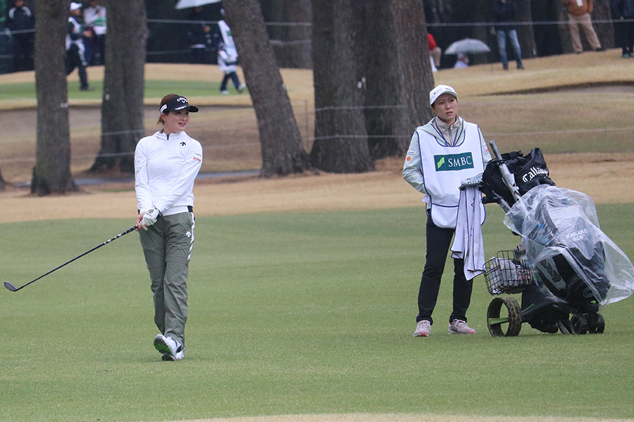 青木(左)とキャディーでプロテスト合格を目指す木下夏帆さん【写真:編集部】