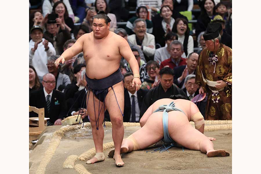横綱・豊昇龍（左）【写真：産経新聞社】