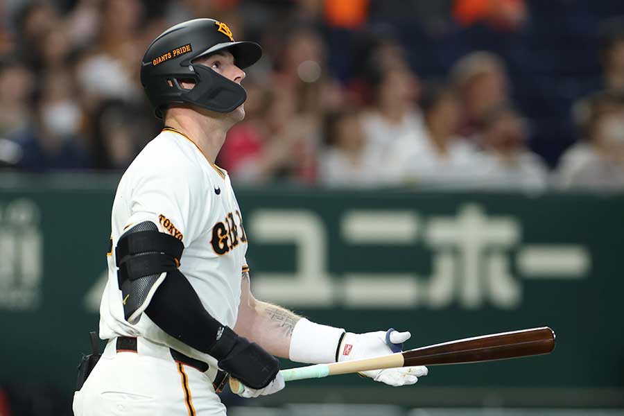 楽天とのオープン戦で本塁打を放った巨人のトレイ・キャベッジ【写真：産経新聞社】