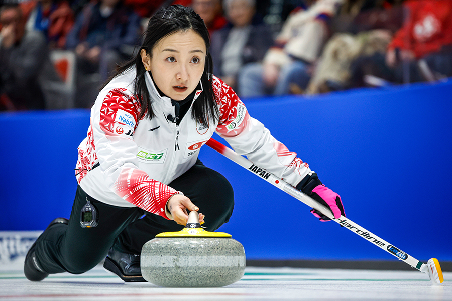 準決勝カナダ戦でショットを投じる藤澤五月【写真：AP/アフロ】