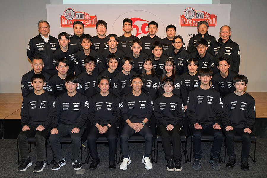 ラリー・モンテカルロ・ヒストリックに参戦した佐藤琢磨とホンダ学園の学生たち【写真提供:Honda】