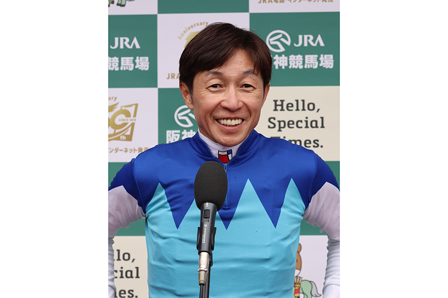 史上初の40年連続重賞制覇を達成し、インタビューに応じる武豊【写真:産経新聞社】