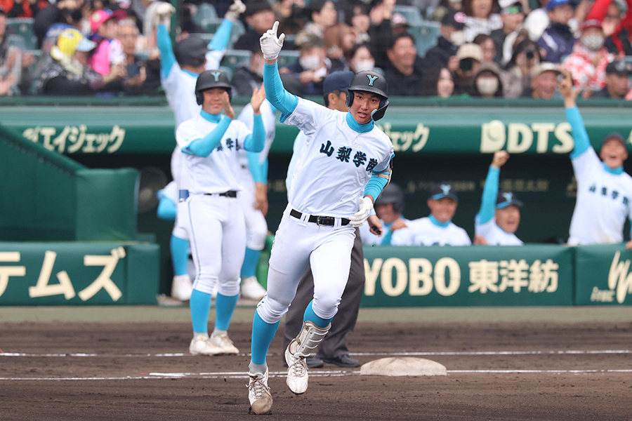 左翼席への特大アーチを放った山梨学院の菰田陽生【写真:産経新聞社】