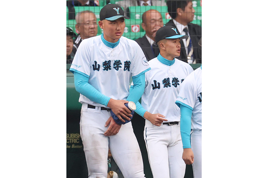 テーピングを巻いた左手首を押さえる山梨学院の菰田陽生【写真：産経新聞社】