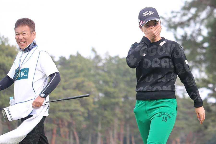 優勝が決まった直後、涙する笠（右）とキャディーと務めた父・清也さん【写真：柳田通斉】