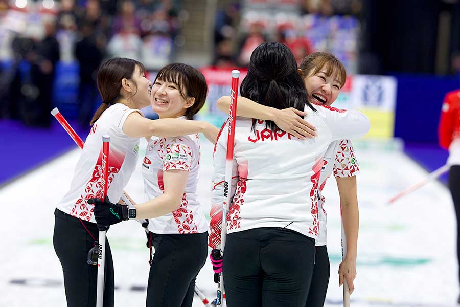 世界選手権に出場したロコ・ソラーレ【写真：Anil Mungal/アフロ】