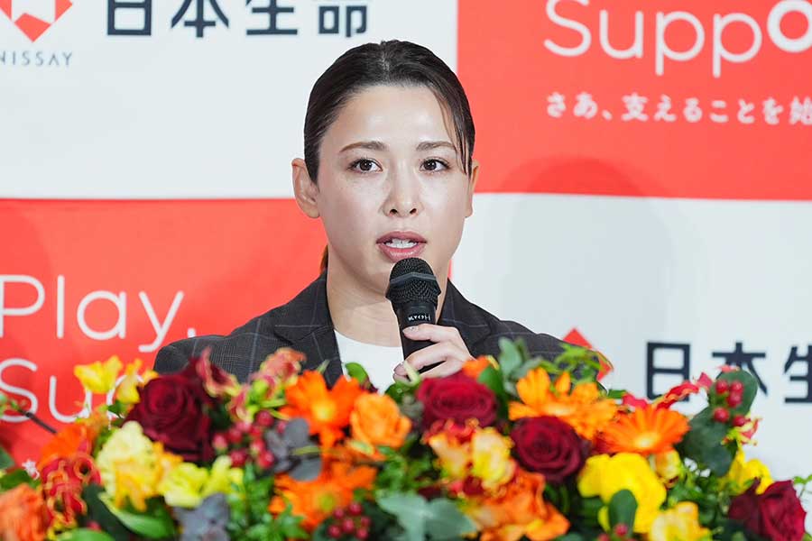 引退会見に臨んだ出口クリスタ【写真：小林靖】