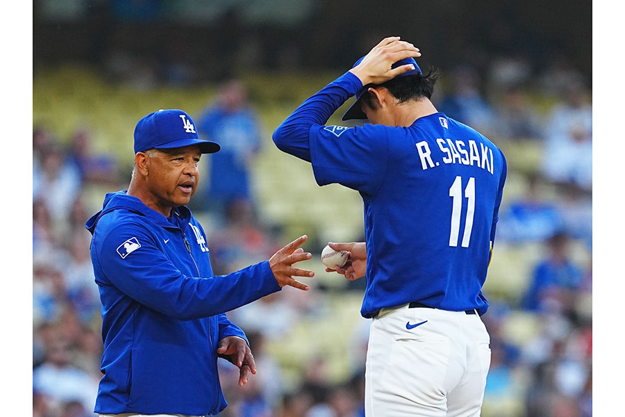 エンゼルスとのオープン戦で先発したドジャースの佐々木朗希（右）とロバーツ監督【写真：荒川祐史】