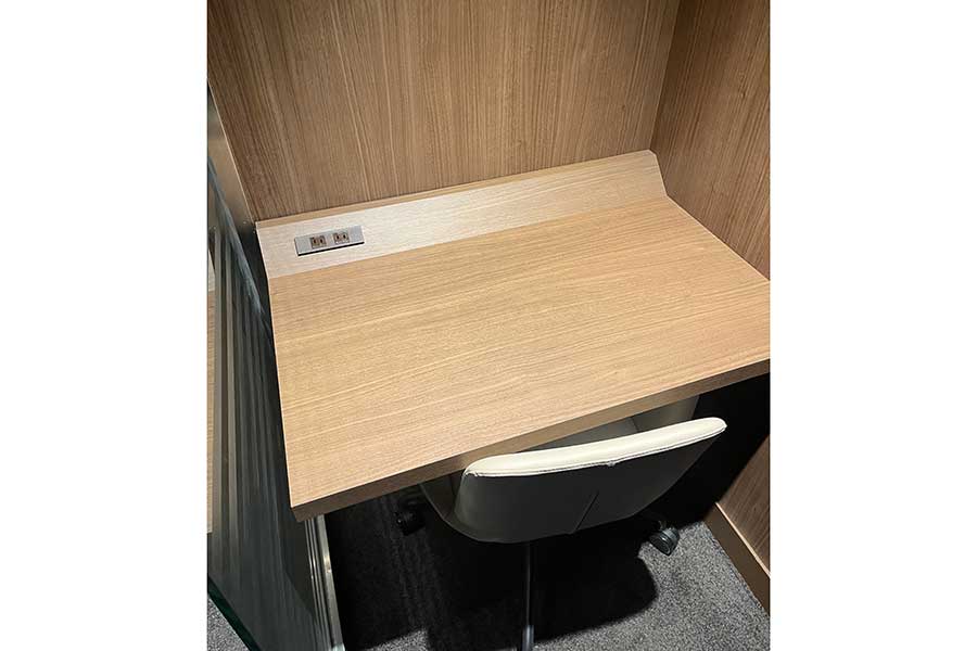 千葉・グレンオークスCCのクラブハウス1階に設置されているワーキングスペース【写真：編集部】