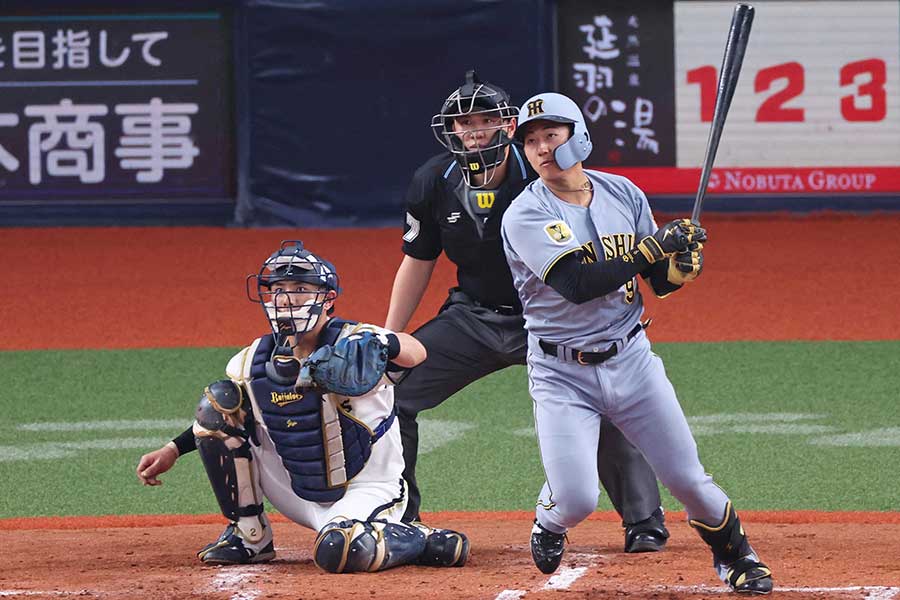 3回に適時右前打を放った阪神の立石正広（右）【写真：産経新聞社】