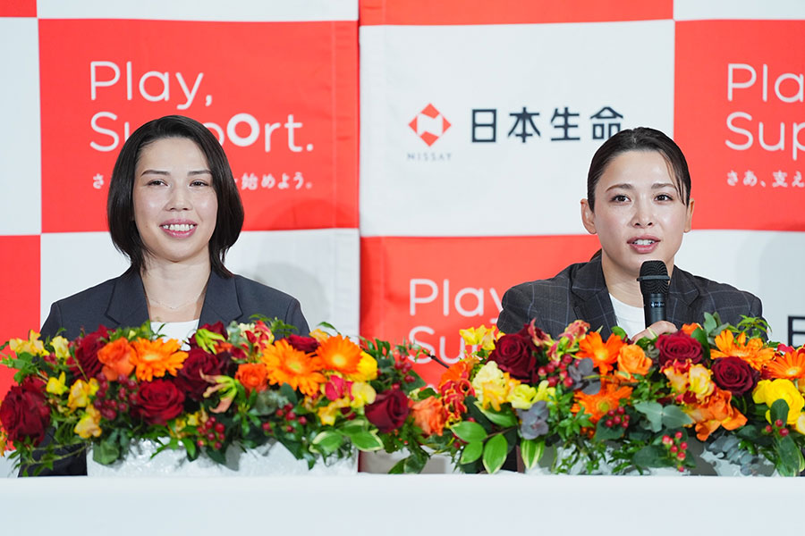 引退会見に臨んだ出口クリスタ（右）とケリー【写真：小林靖】