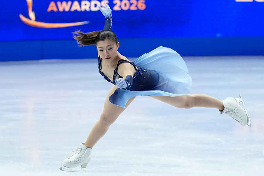 世界選手権SPで演技を披露した坂本花織【写真：AP/アフロ】