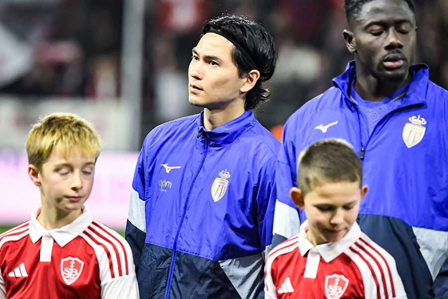 南野拓実（中央）【写真：PsnewZ/アフロ】