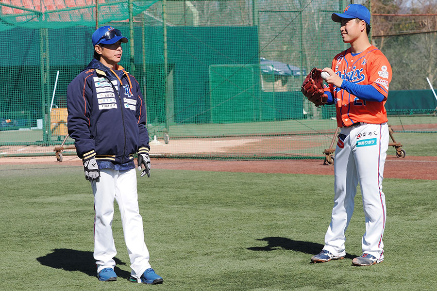 昨春のキャンプで牧野（右）を指導する武田監督（左）【写真：羽鳥慶太】