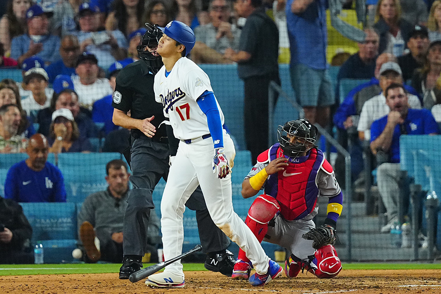 7回の第4打席で死球を受けたドジャースの大谷翔平【写真：荒川祐史】