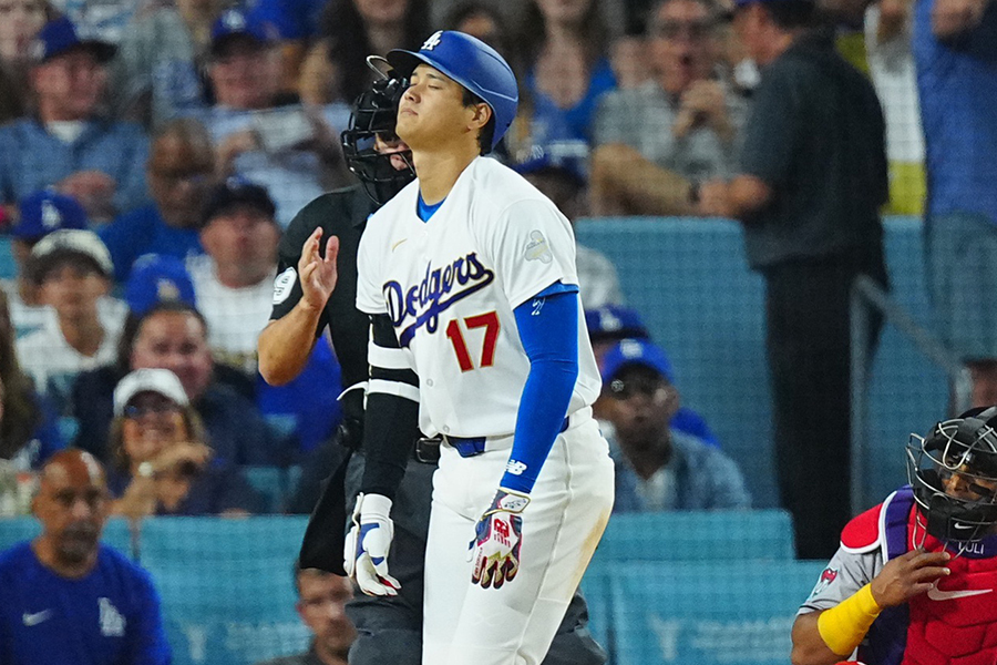 7回の第4打席で死球を受けたドジャースの大谷翔平【写真：荒川祐史】