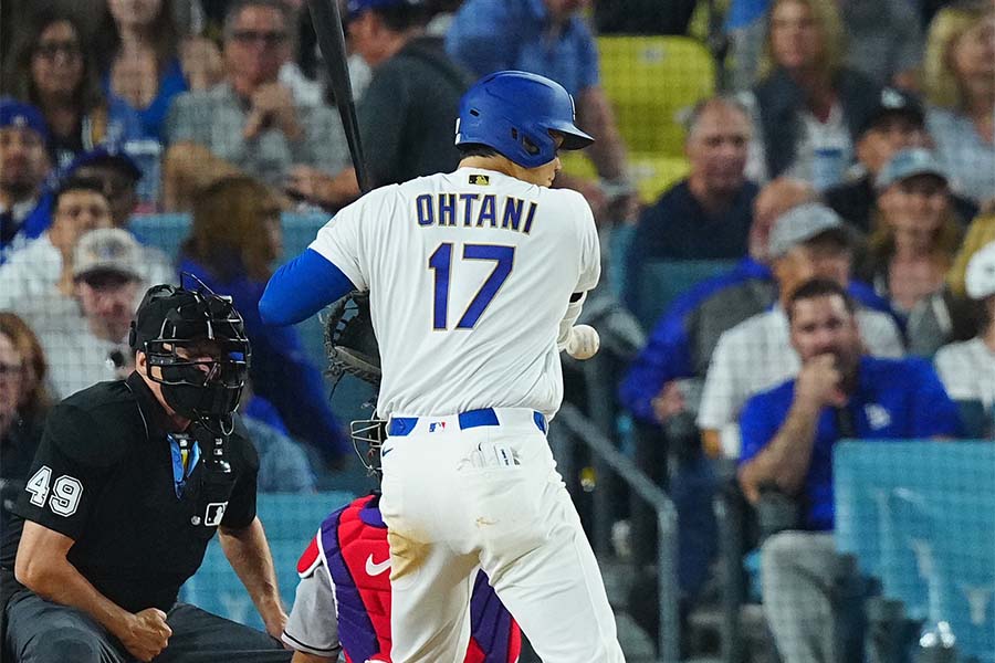 7回の第4打席で死球を受けるドジャースの大谷翔平【写真:荒川祐史】