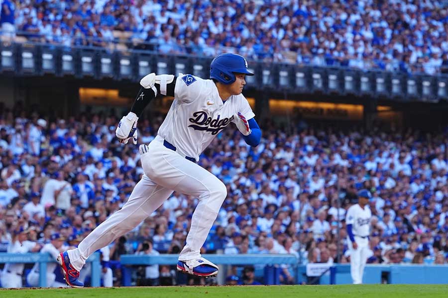 開幕戦の第1打席で右前打を放ったドジャースの大谷翔平【写真：荒川祐史】