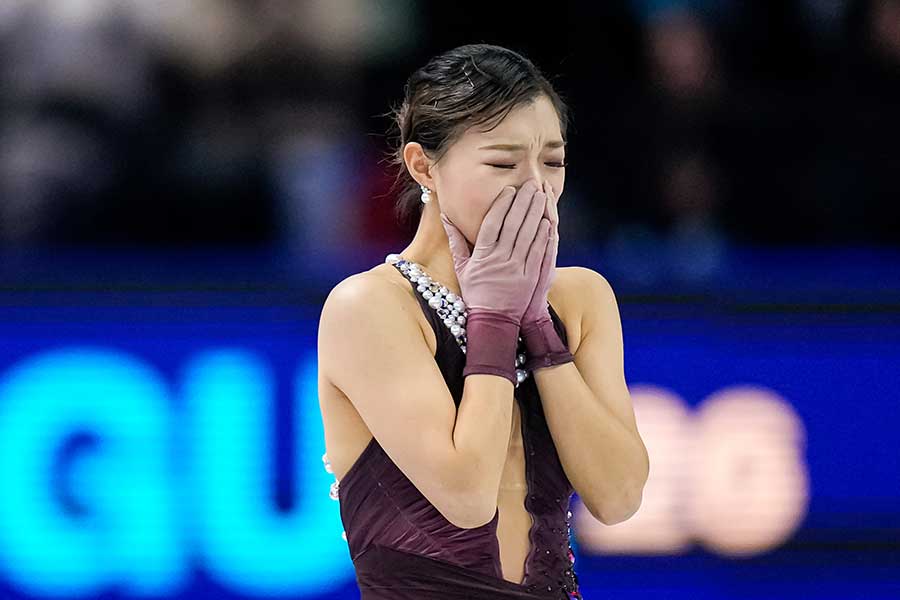 女子フリー演技後、涙した坂本花織【写真：AP/アフロ】