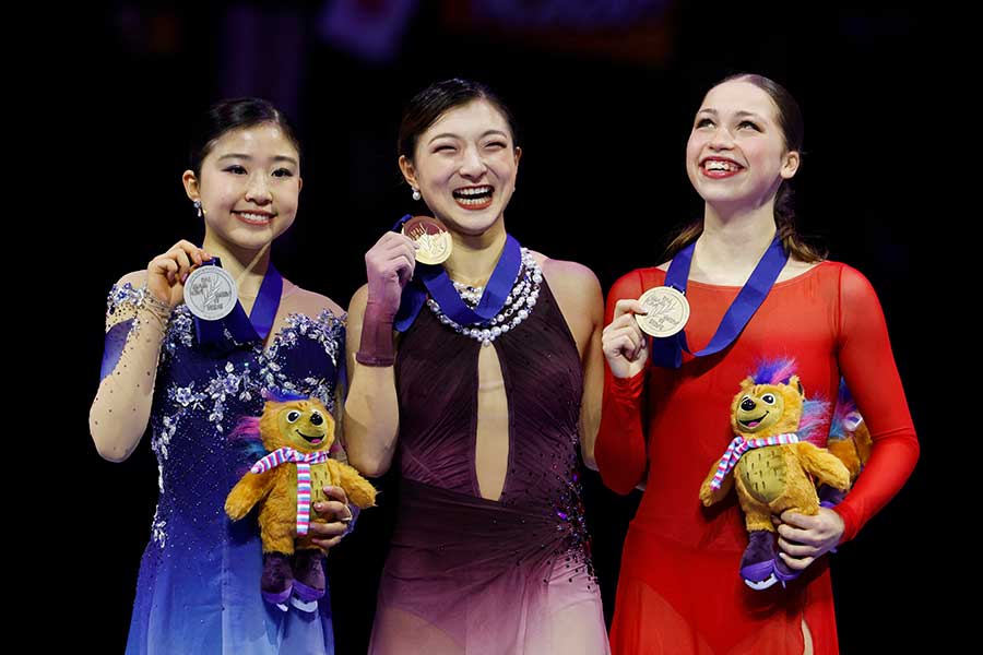 優勝した坂本花織（中央）と2位の千葉百音（左）【写真：ロイター】