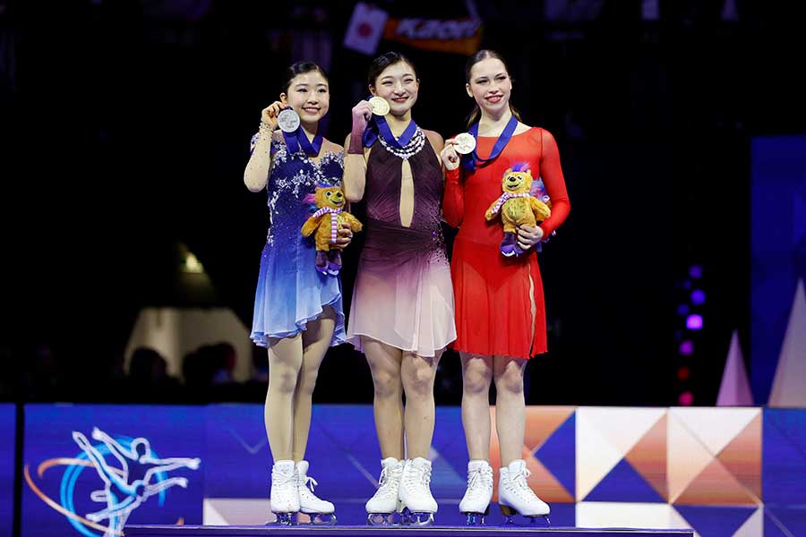 優勝した坂本花織（中央）と2位の千葉百音（左）【写真：ロイター】