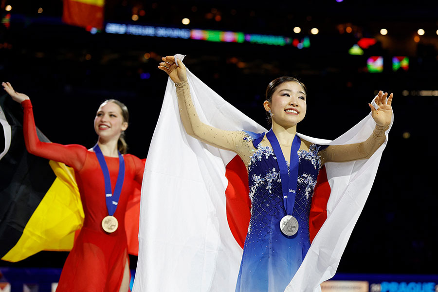 世界選手権で銀メダルを獲得した千葉百音(右)【写真:ロイター】