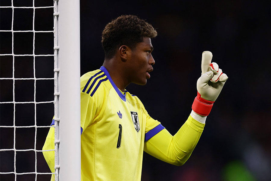 日本代表を救うスーパーセーブを見せたGK鈴木彩艶【写真:ロイター】