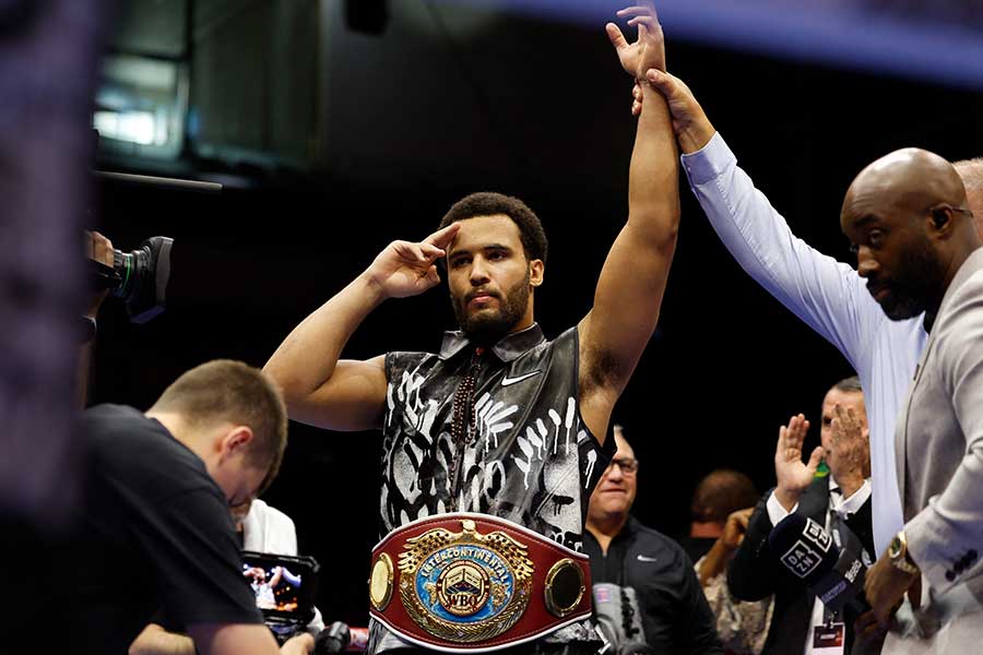 モーゼス・イタウマ(中央)【写真:ロイター/アフロ】