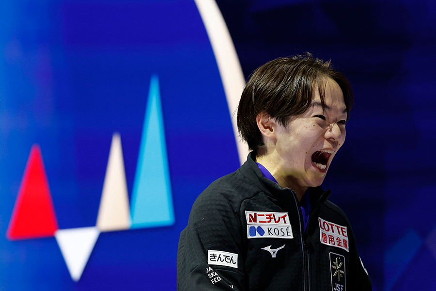 自己ベストとなるスコアが発表され、キスクラで歓喜する鍵山優真【写真：ロイター】