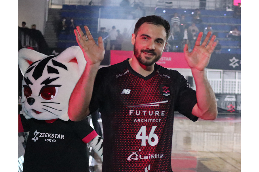 試合のMIPに選ばれてファンに笑顔で手を振るボンフォン【写真：編集部】