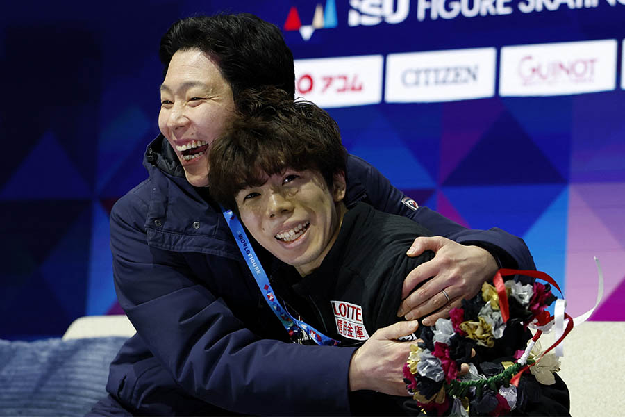 世界選手権で銅メダルを獲得し喜ぶ日下コーチ（左）と佐藤駿【写真：ロイター】