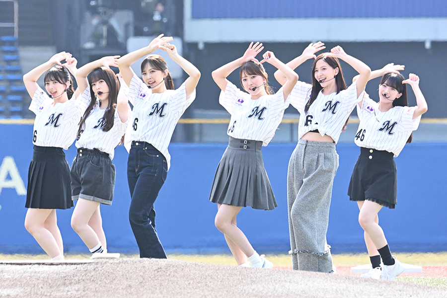 ロッテー西武戦でパフォーマンスを披露する乃木坂46 のユニット「乃木坂野球部」【写真:産経新聞社】