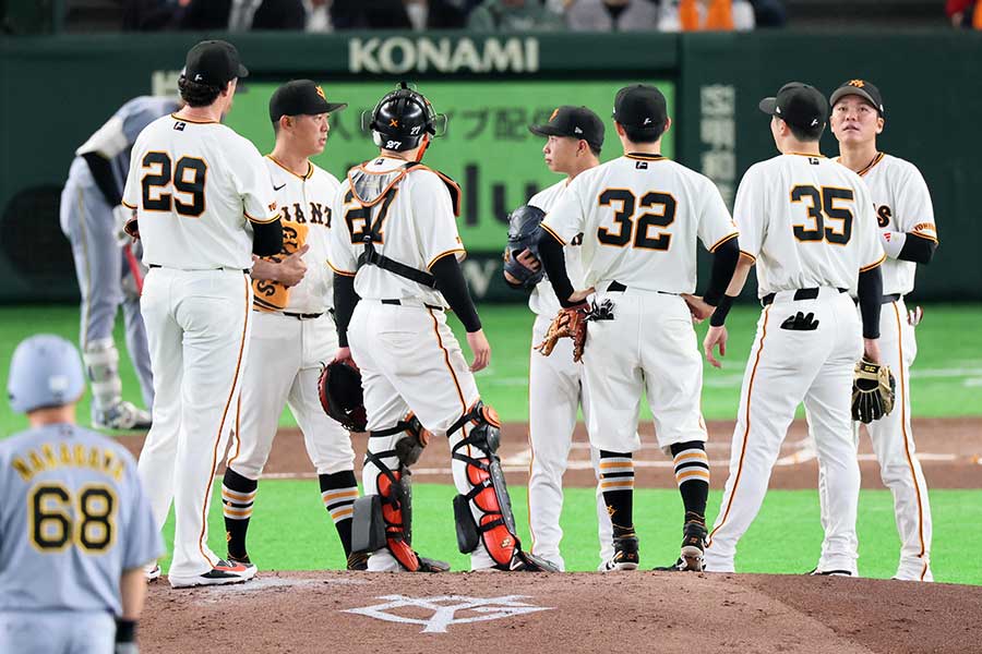 阪神に6-12で敗れた巨人ナイン【写真：産経新聞社】