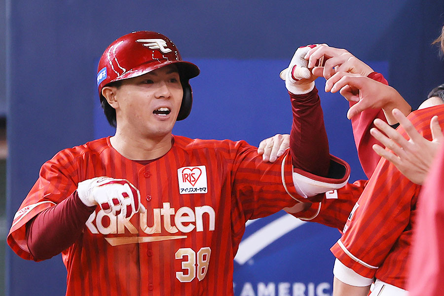 本塁打を放った楽天の佐藤直樹【写真:産経新聞社】