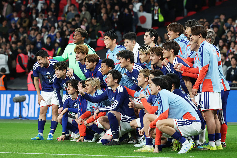 イングランドに勝利した日本代表【写真：ロイター】