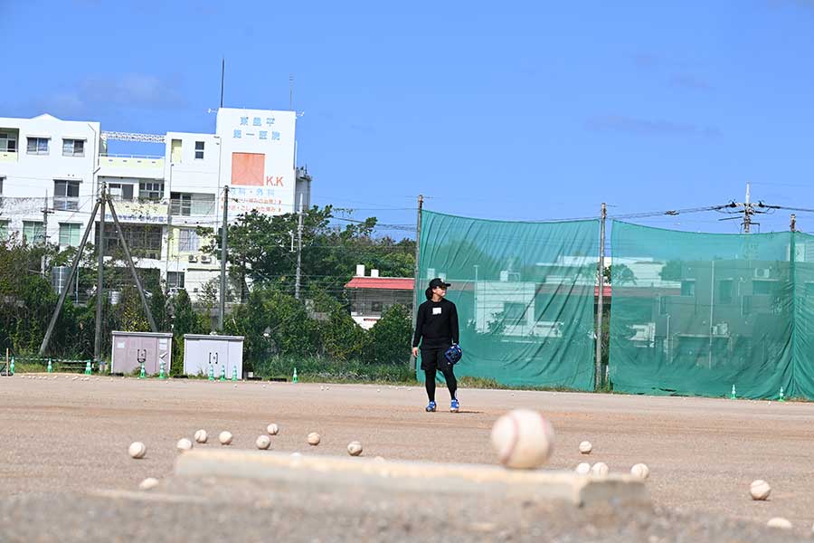 快晴の空の下、トレーニングに汗を流す島野【写真：長嶺真輝】
