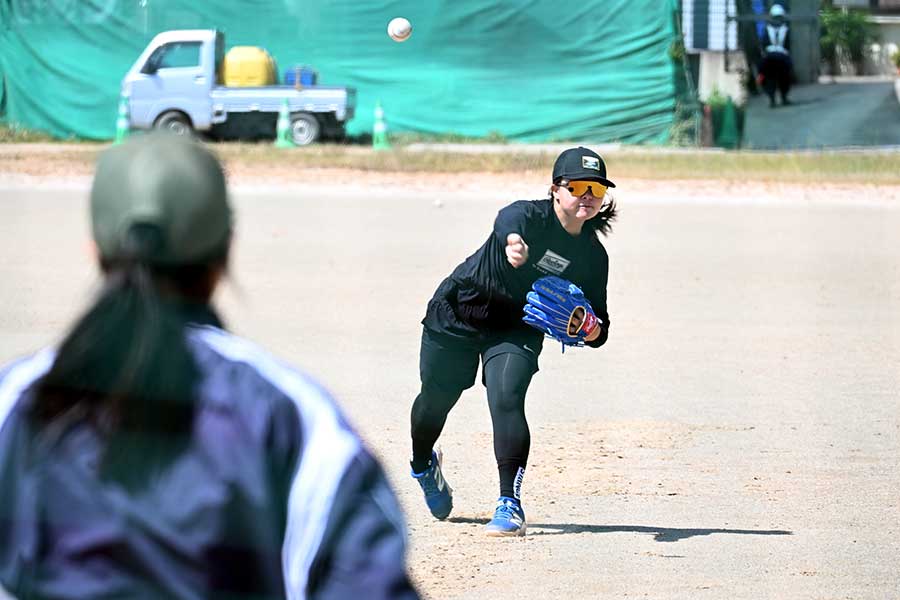 力のあるボールを投げ込む島野【写真：長嶺真輝】