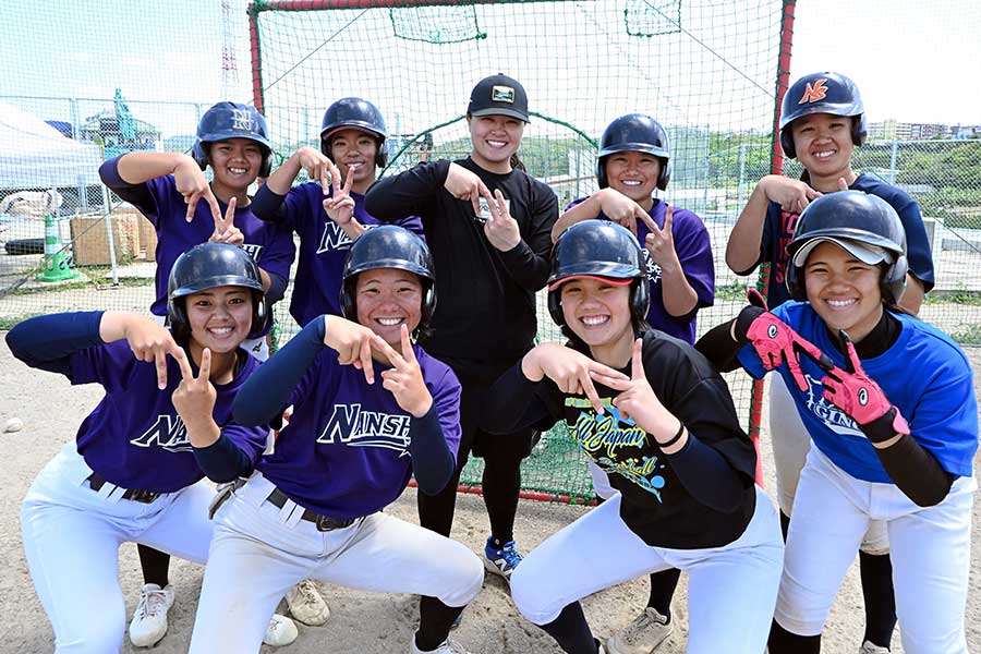 学生たちと記念撮影する島野、ハンドサインは南部商業の「N」【写真：長嶺真輝】