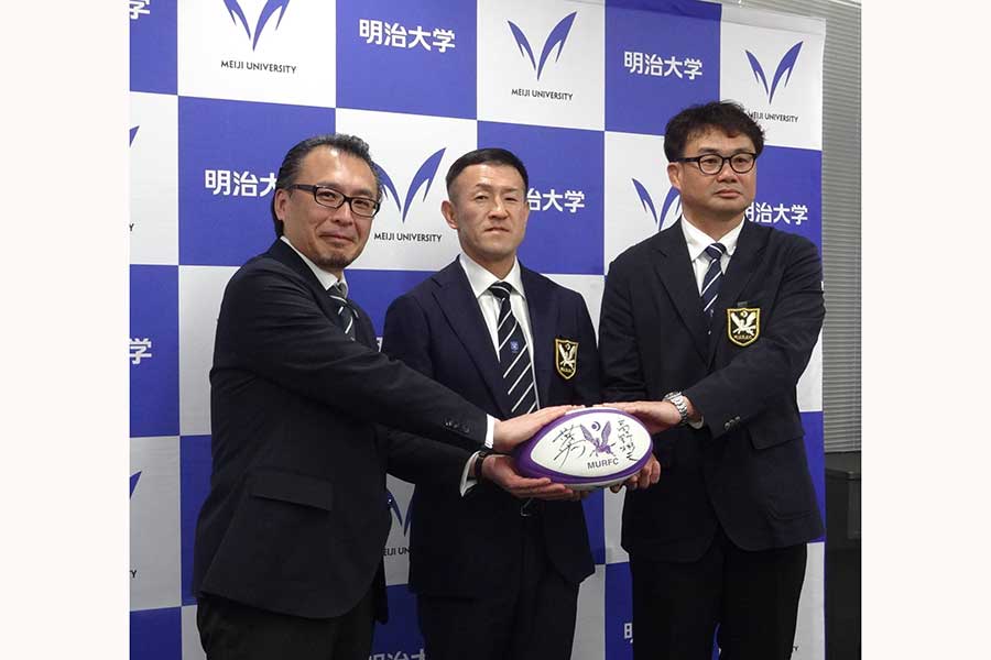 3月4日に行われた新旧監督の会見に参加した高野新監督（中央）と神鳥前監督（右）。左は西村部長【写真：吉田宏】