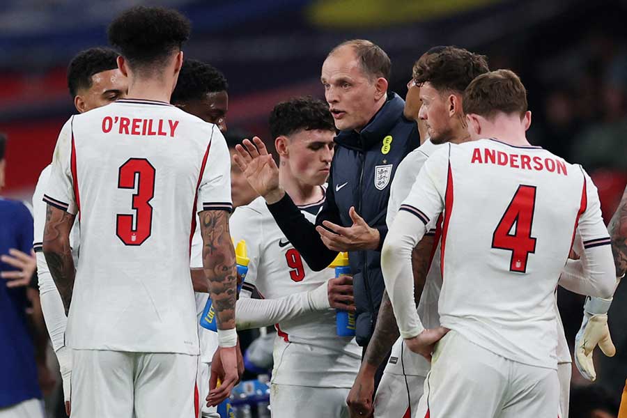 日本に敗戦したイングランド代表と監督【写真：ロイター】