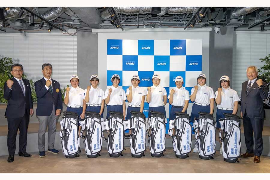 結団式に参加した（左から）KPMGジャパン山田共同チェアマン、日本高等学校・中学校ゴルフ連盟高橋専務理事、認定選手、KPMGジャパン知野共同チェアマン【写真：KPMGジャパン提供】