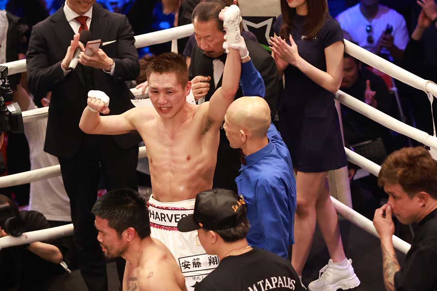 マーロン・タパレスに勝利した小國以載【写真：山口比佐夫】