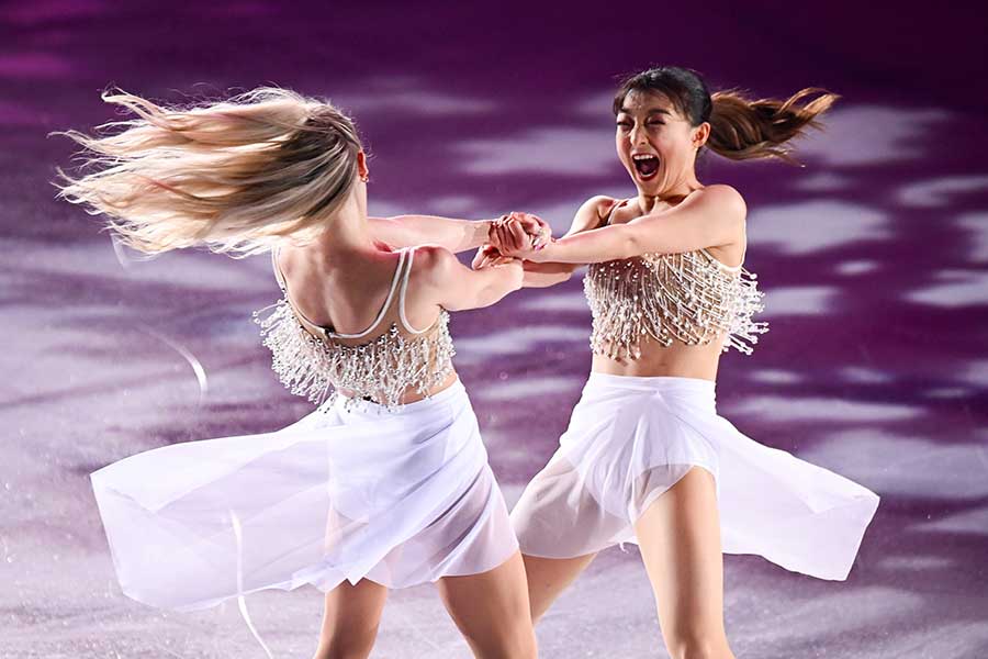 パイパー・ギレスと坂本花織（右）【写真：中戸川知世】