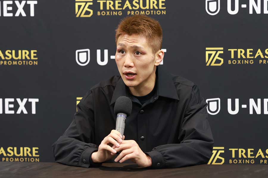 試合後の会見に出席した小國【写真：山口比佐夫】