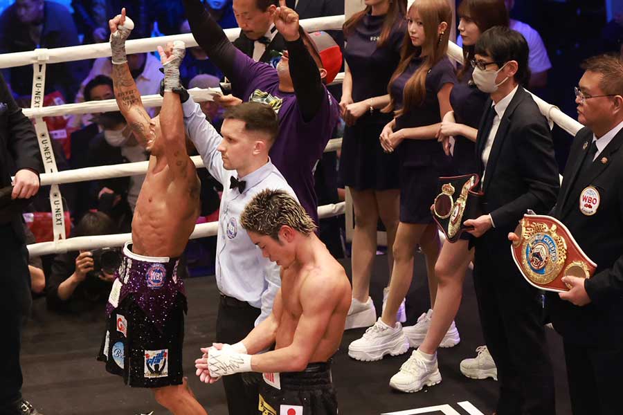 レネ・サンティアゴに敗れ肩を落とす谷口将隆(右)【写真:山口比佐夫】