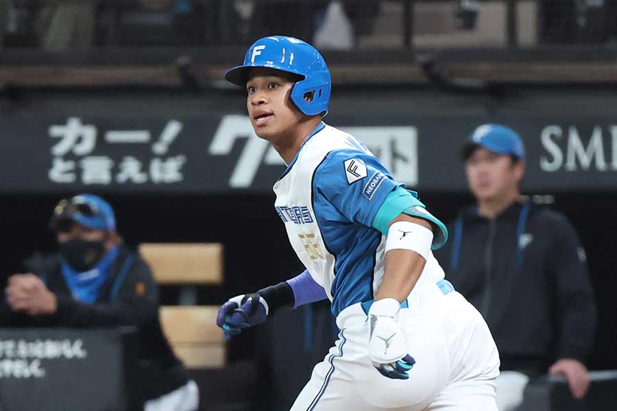 3ランを放った万波中正【写真：産経新聞社】