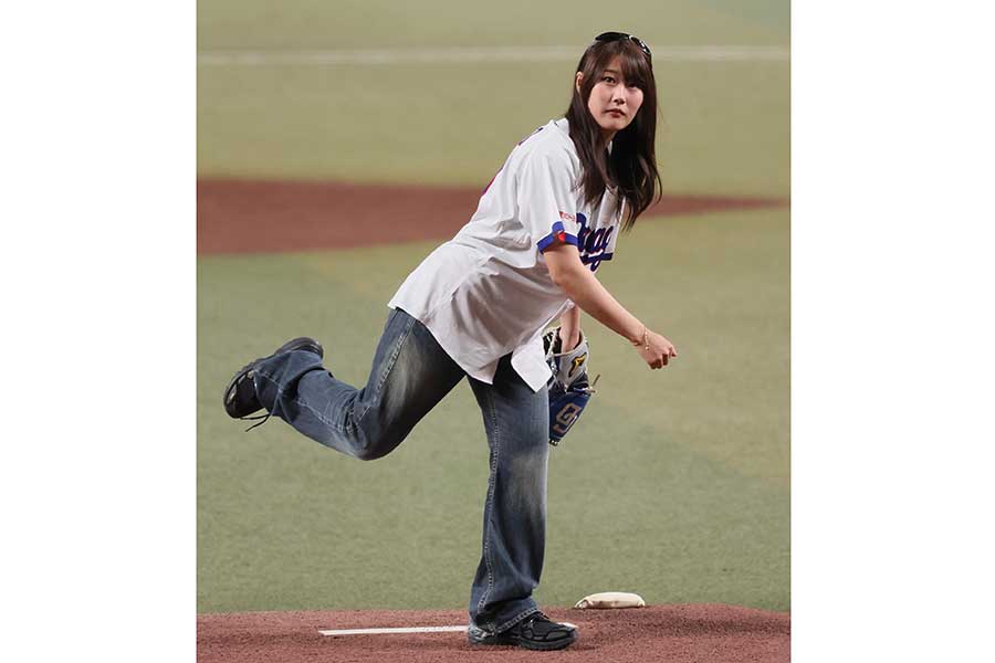 始球式を行った村瀬心椛【写真：産経新聞社】