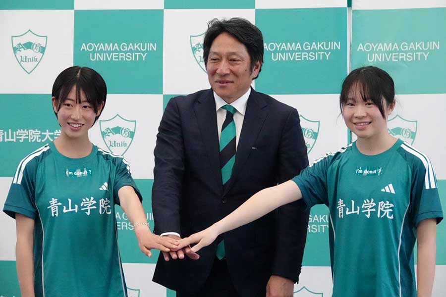 女子駅伝チームの創設会見に出席した芦田和佳、原晋監督、池野絵莉(左から)。ジャージの胸元には「I’m donut ?」のロゴが入っている【写真:編集部】