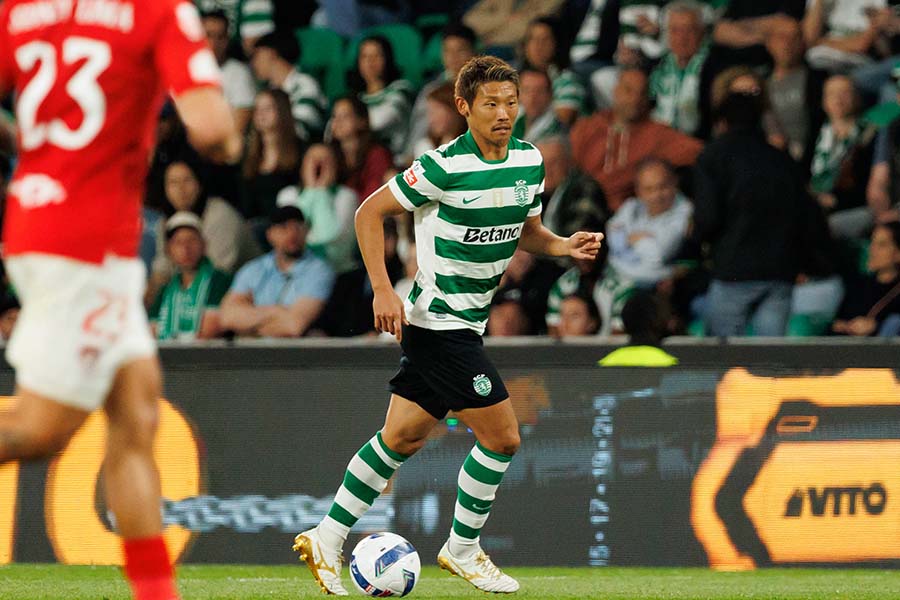 サンタ・クララ戦で3点目をアシストし、勝利に貢献したスポルティングの守田英正【写真：アフロ】